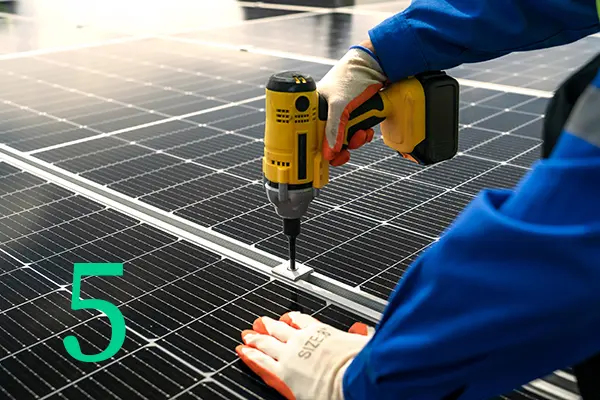 Verwijderen 5 zonnepanelen schuin dak incl. onderconstructie